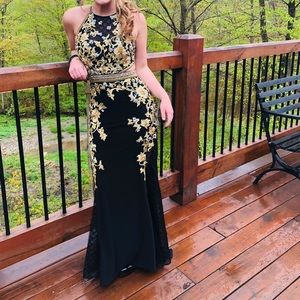 GORGEOUS prom dress! Very detailed